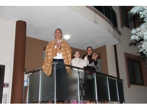 Başkan Babaoğlu Ailesi Ve Komşularıyla Birlikte Alkış Gönderip, Vatandaşlara Seslendi