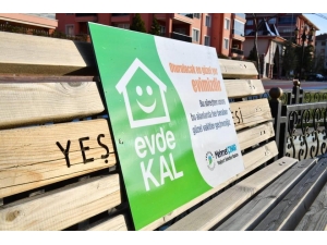 Yeşilyurt’ta Banklara Uyarı Levhaları Yerleştirildi