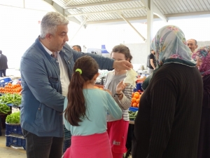 Belediye Başkanı Çalışkan, Pazar Esnafına Eldiven Dağıttı