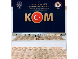 Kız Arkadaşı İle Sahte Parayla Alışveriş Yaparken Yakalandı