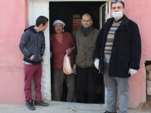 Sokağa Çıkmayan Yaşlıların İhtiyaçları Muhtardan