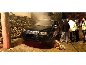 Park Halindeki Araçta Çıkan Yangını İtfaiye Söndürdü