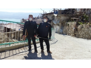 Karaman’da İki Muhtar Mahallelerini Kendi İmkanları İle Dezenfekte Etti