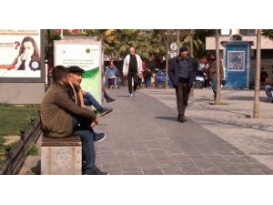 Gaziosmanpaşa’da Yaşlılar Yasağa Rağmen Sokağa Çıktı