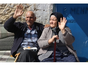 Sokağa Çıkma Yasağına Uyan Evinde Oturdu, Uymayan Da Alışveriş Yaptı