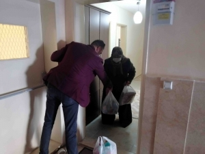 Mahalle Muhtarı Kapı Kapı Gezip Yaşlıların İhtiyaçlarını Karşılıyor