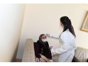 Esenyurt’ta Sokağa Çıkmayan Yaşlılara Evinde Sağlık Hizmeti Veriliyor