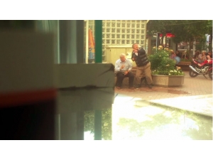 Bankta Oturan Yaşlılara Sulu İkaz