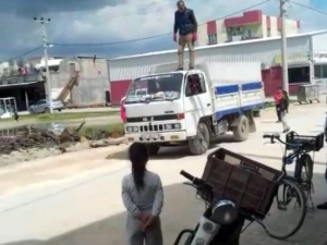 Seyir Halindeki Kamyoneti Kullanmayı Bırakıp Üstüne Çıktı