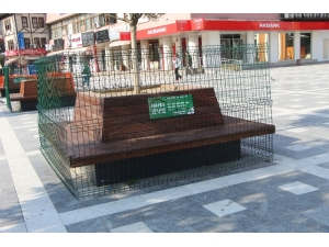 Devrek Belediyesi Bankları Tel Kafes İle Çevirdi