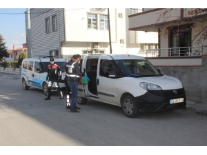 Yaşlıların Siparişlerini Evlerine Polisler Teslim Ediyor