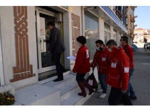 Bolu’da, Sokağa Çıkamayan Yaşlı Vatandaşlara Yardım Eli
