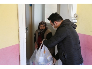 Evden Çıkamayan Yaşlıların Yardımına Koşuyorlar