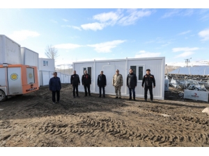 Depremzedeler İçin Konteynerler Kuruluyor