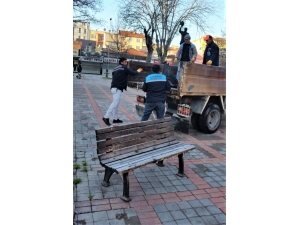 Karaman’da Parklardaki Oturma Bankları Kaldırıldı