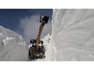 Mergezer Yaylası’nda 11 Metreyi Bulan Karla Mücadele Ediyorlar