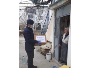 Yaşlı Vatandaşlara Gıda Kolilerini Jandarma Ekipleri Ulaştırdı