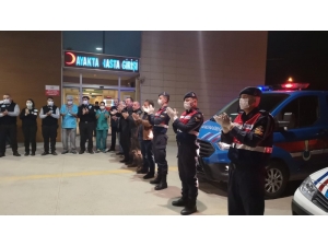 Bursa Jandarma Ekipleri Korona Virüsüne Karşı Mücadele Eden Sağlık Personeline Alkışlarla Destek Verdi