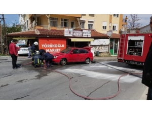 Yanan Araca Çeşme Hortumuyla Müdahale Ettiler