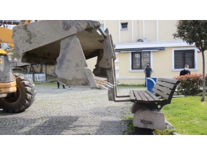 Vatandaş Yasak Dinlemedi, Belediye Bankları Kepçeyle Topladı