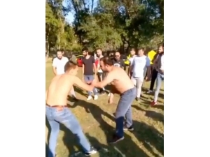 İstanbul’da Gençler “Evde Kalın” Uyarısına Rağmen Ormanda Güreş Tuttular