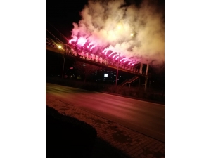 Eskişehirspor Taraftarından Sağlık Çalışanları Ve Emniyet Güçlerine Meş’aleli Destek