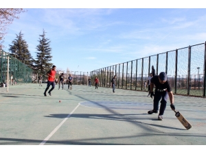 Yabancı Öğrenciler Korona Tatilini Kriket Oynayarak Geçiriyor