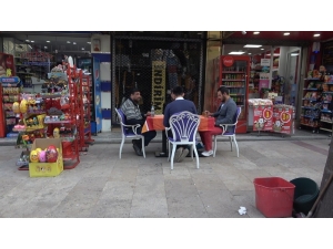 Sokağın Ortasına Masa Kurup Okey Oynadılar