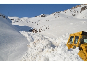 Şırnak’ta Karla Mücadele Çalışmaları Sürüyor