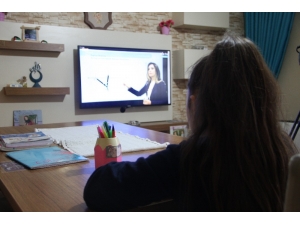 Öğrenciler İçin Ders Zili Evde Çaldı