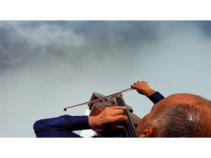 Gökyüzünde Çelloyla ‘Uzun İnce Bir Yoldayım’ Türküsünü Çaldı