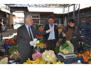 Başkan Karamehmetoğlu Esnaf Ve Vatandaşlara Eldiven Dağıttı
