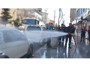 Hakkari Çarşısı Köpüklü Suyla Yıkandı