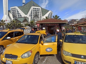 Taksi Ve Durakları Da Temizliyor