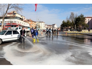 Yahyalı’da Cadde Ve Sokaklar Deterjanla Yıkanıyor