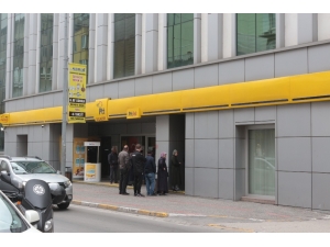 Balıkesir’de Bankalarda Uzun Kuyruklar Oluştu