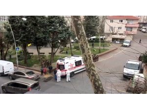 Sağlık Ekipleri Şüpheli Vak’aya Müdahale Etti, Evde Kalması Gereken Çocuklar O Anları İzledi