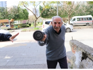 Eve Gitmemek İçin Bastonuyla Direndi
