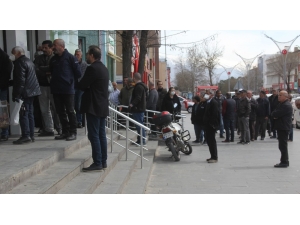 Çalışma Süresi 5 Saate Düştü, Banka Önlerinde Kuyruklar Oluştu