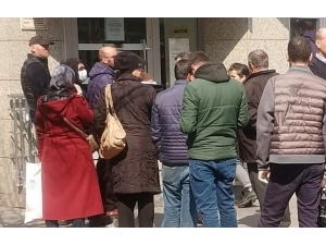 Çalışma Süresi 5 Saate Düştü, Banka Önlerinde Yoğunluk Oluştu