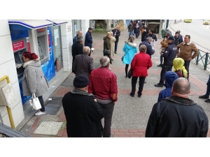 Bursa’da Yaşlılar Banka Kuyruklarında