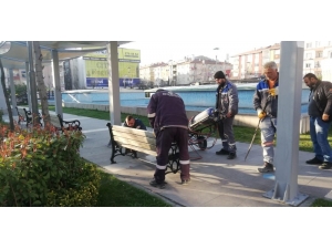 Sincan’da Meydanlarda Banklar Kaldırıldı