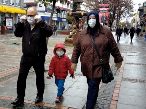 Yaşlılar Yağmura Ve Uyarılara Rağmen Caddelerde