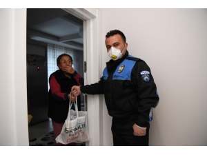 Zabıtalar Yaşlıların Market İhtiyacını Görüyor