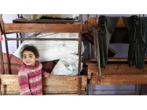 Suriye’den Kaçan Aileler Boş Okula Sığındı