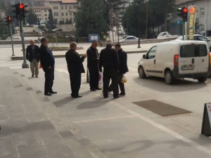 Oturacak Bank, Açık Kahvehane Bulamayınca Evlerine Döndüler