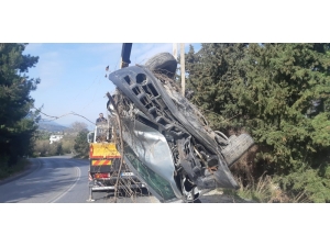 Otomobil Tarlaya Uçtu; 2 Yaralı