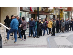 Emekliler Korona Virüse Rağmen Banka Önünde Uzun Kuyruklar Oluşturdu