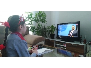 Evde Kalan Miniklerden “Dışarı Çıkmayın” Uyarısı