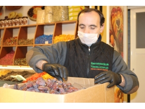 Kuru Yemişçi, Korona Virüs Tedbirleri Kapsamında Maske Ve Eldivenle Çalışıyor